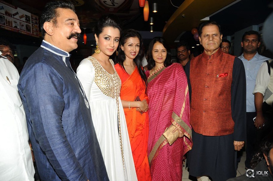 Celebs-at-Cheekati-Raajyam-Movie-Premier-Show